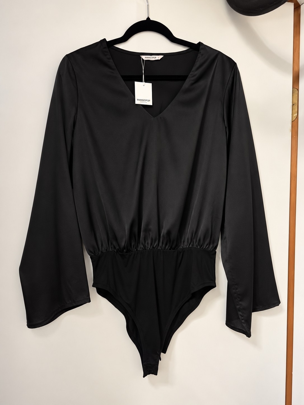 MANGOPOP Black Satin V-Neck Bodysuit – Size Large – New With Tags